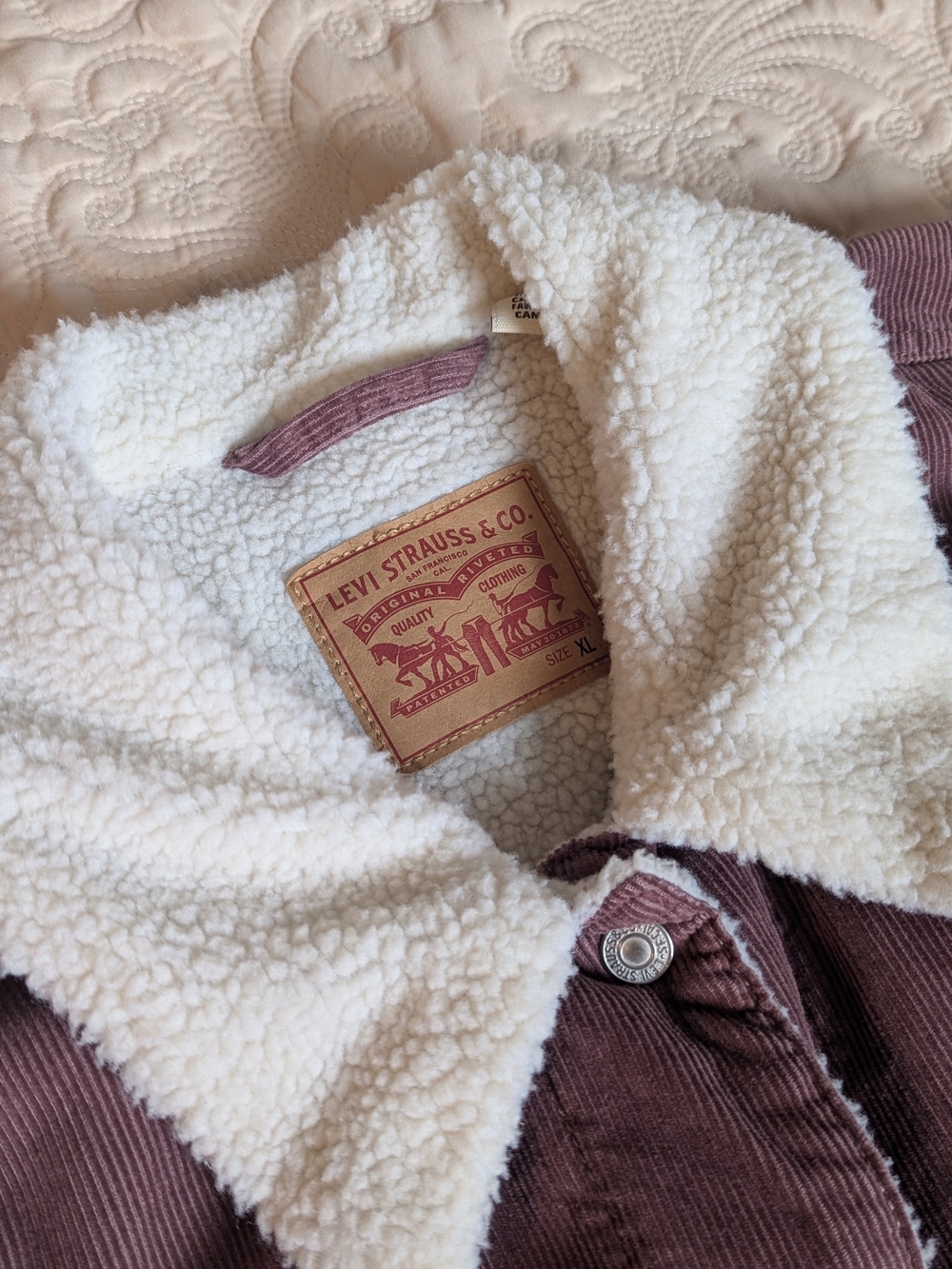 Levi's Women's Sherpa-Lined Corduroy Jacket in Dusty Rose - Picture 4 of 5